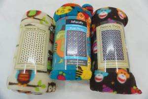 lot 192 image: (3ct) NEW Fleece Throw Blankets