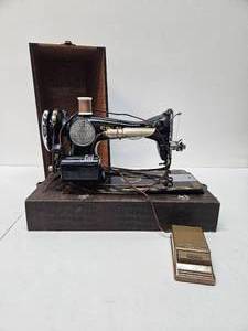 lot 86 image: Vintage Simplex S Sewing Machine with Carrying Case