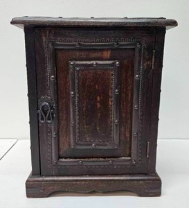 lot 90 image: Great Looking Antique Small Cabinet