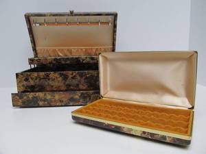 lot 18 image: Matching Mid Century 1960s Jewelry Case & Accessory Case