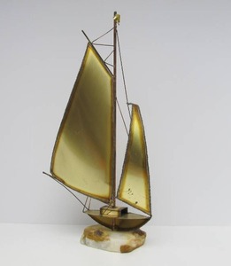 lot 23 image: LARGE Vintage Signed Brass Mid Century Sailboat Sculpture on Stone Base - 21