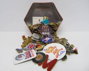 lot 251 image: Estate Lot of Assorted Vintage etc Buttons & Pins