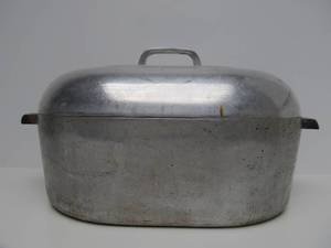 lot 243 image: Large Vintage WAGNER Magnalite Aluminum Roaster wLid