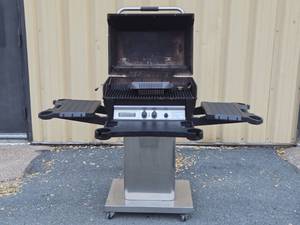 lot 6 image: Quality Working BROILMASTER Premium Gas Grill wBrand New Accessories