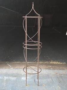 lot 157 image: Large Iron Garden Sculpture - 70 Tall