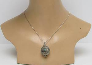 lot 255 image: Lovely Vintage Sterling Silver PendantLocket Necklace