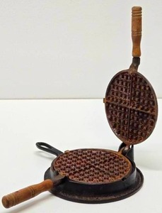 lot 292 image: Vintage 1930s era Cast Iron STOVER JUNIOR Waffle Maker
