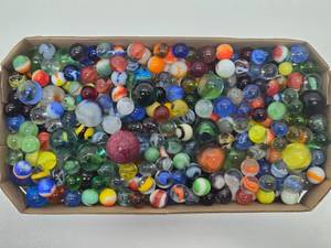 lot 274 image: Large Estate Lot of Vintage Marbles