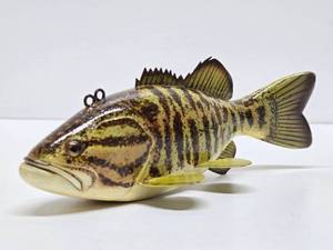 lot 275 image: Excellent Realistic Handpainted Signed Fishing  Spearing Fish Decoy #1