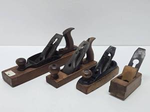 lot 282 image: Excellent Group of 4 Vintage  Antique Woodworking Planes