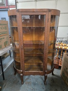 lot 329 image: Nice Antique Curved Glass Quartersawn Oak Curio Cabinet