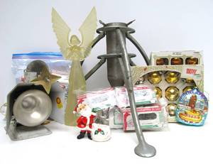 lot 336 image: Great Lot of Vintage Christmas Items including Color Wheel &amp Many Ornaments