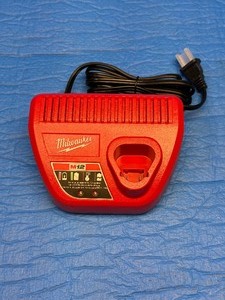 lot 17 image: Milwaukee - M12 Charger -New
