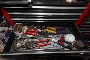 lot 281 image: Contents of Drawer - Snips, Pliers, Puller