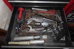 lot 285 image: Contents of Drawer - Pipe Wrenches, Ratcheting Wrenches