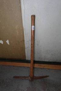 lot 346 image: Wood Handle Pick