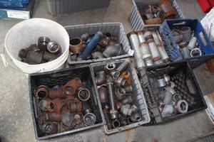 lot 428 image: Large Assortment of Fittings and Nipples