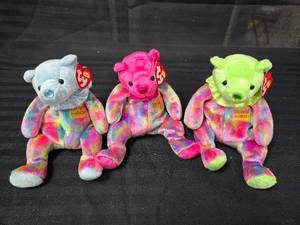 lot 91 image: (3) Beanie Baby Bears