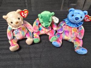 lot 92 image: (3) Beanie Baby Bears