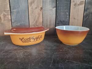 lot 4 image: Pyrex Bowls Old Orchard Casserole with Lid