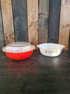 lot 8 image: Pyrex Dish with Lid and Fireking Dish
