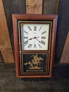 lot 30 image: Hanover Courts Winchester Rifle Wall Clock 19 Tall