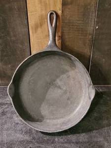 lot 68 image: #8 Wagner Ware Cast Iron Skillet