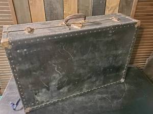 lot 82 image: Fantastic Early 20th Century Travel Trunk with Original Key 31 x 21 x 9