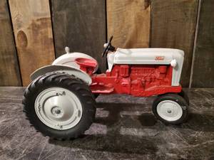 lot 88 image: 6 Ford Metal Tractor DyersVille Iowa