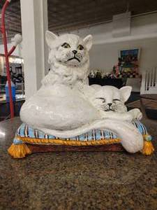 lot 30 image: Vintage Ceramic Cats on Pillow Sculpture