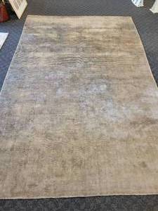 lot 77 image: A  9 x 13 Silk Area Rug.