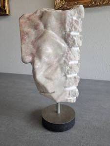 lot 87 image: A Carved Marble Abstract Face Sculpture by Dwight Oglesby.