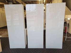 lot 101 image: A set of 3 Gloss White Plastic Room Dividers.