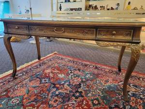 lot 103 image: A DREXEL HERITAGE CHINOISERIE WRITING DESK WITH GLASS PROTECTOR.