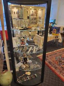 lot 120 image: A Leather Display Case with all the jewelry contents shown.