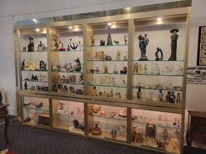 lot 125 image: A large Display Case by Ello. Case only, contents not included.