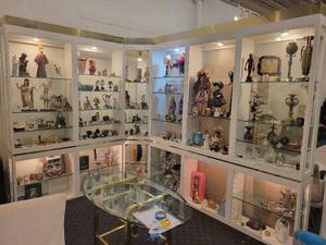 lot 127 image: A large L Shaped Display case by Ello. Case only.  Contents not included.