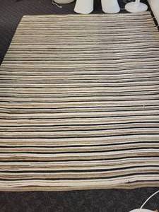 lot 165 image: An 8 x 10 wool rug made by Surya.