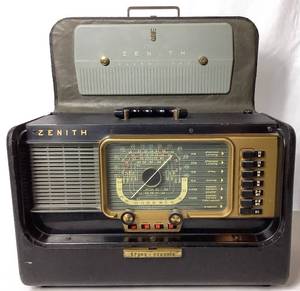 lot 15 image: Zenith Trans-Oceanic H500 Portable Tube Radio