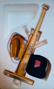lot 91 image: MN Twins Authentic Miniatures Baseball Display Set by SharCo