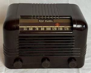 lot 14 image: Vintage RCA Victor Table Top Tube Radio Model 15x