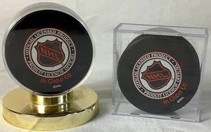 lot 157 image: Dallas Stars Autographed Hockey Pucks 2000  - Mike Keane #12, Guy Carbonneau #21, Brett Hull and Jamie Wright and Mike Madano