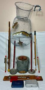 lot 186 image: Vintage Collectors Ice Fishing Lot