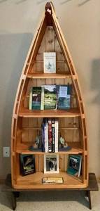 lot 178 image: Canoe Book Shelf with Fishing Bookends, Coffee Table Books and 1971 Tacklebox Library 5 Booklet Collection