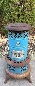 lot 61 image: Perfection Smokeless Oil Heater - Vintage Blue Metal Unit