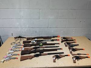 lot 220 image: LOT OF TOY GUNS