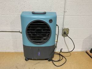 lot 133 image: Hessaire MC18MT 1,300 CFM Evaporative Cooler - Blue
