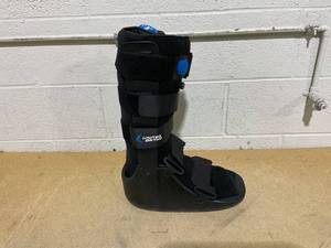 lot 477 image: United Ortho Cam Walker Fracture Boot, Extra Large, Black