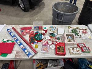 lot 0252 image: Christmas Decorations and Supplies