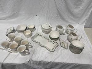 lot 0279 image: Holly Berry Dinnerware Set